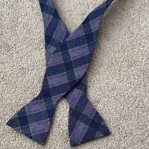 Men’s bowtie. Fits neck size 14.5-20